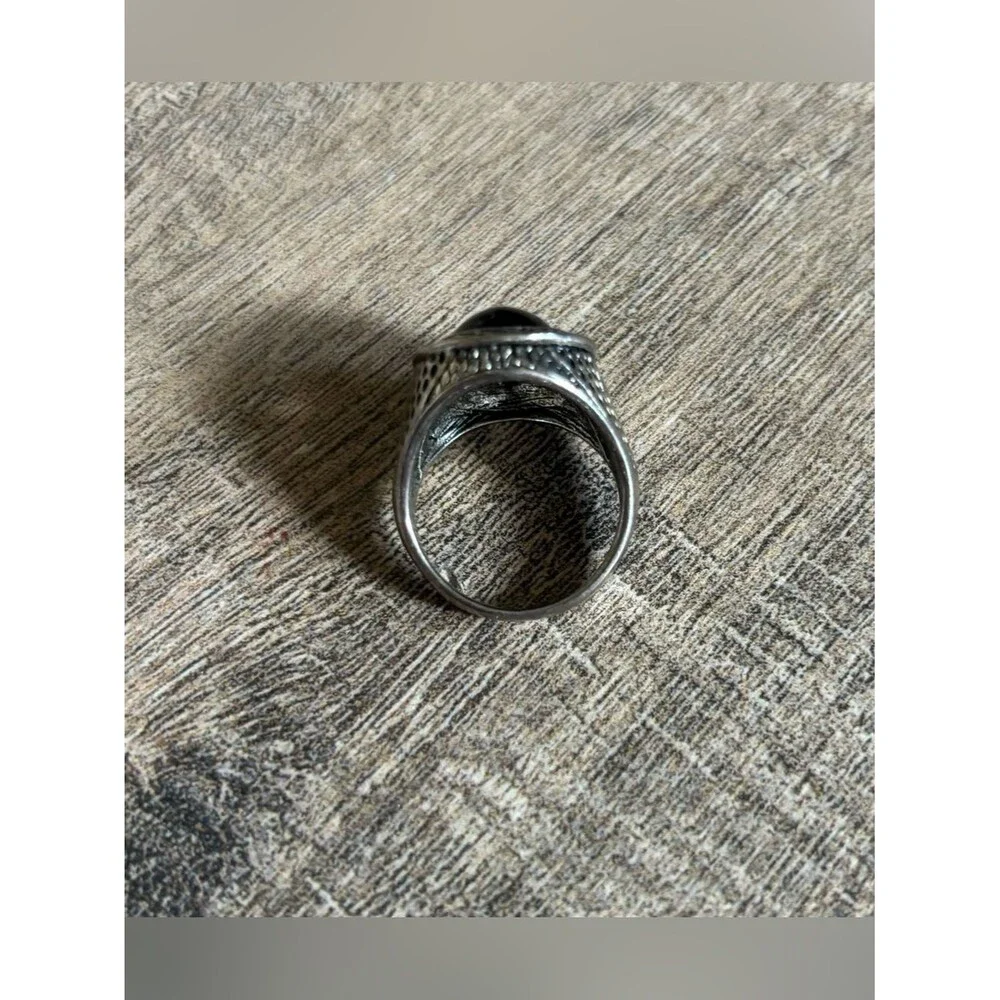 Vintage women’s size 11.5 metal black enamel center and pierced detailing ring